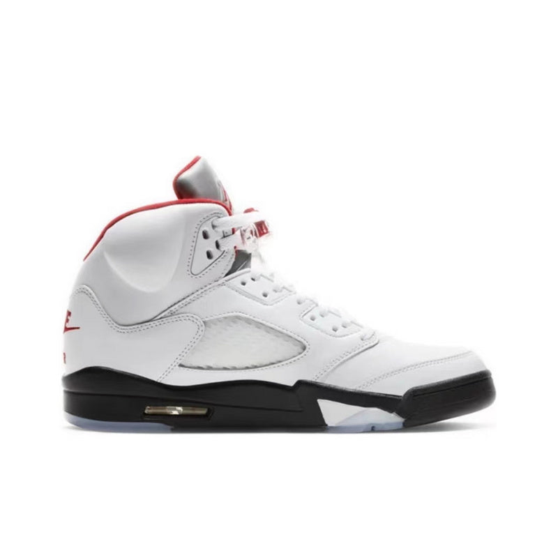 Les baskets Air Jordan 5 Femme permettent de personnaliser votre style tout en bénéficiant d’un confort supérieur.