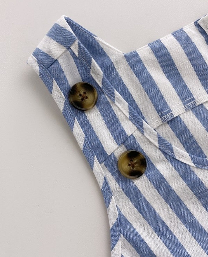 Premièrement : Optez pour un style tendance et confortable avec cette Combinaison sans manches à col en U et imprimé rayé avec poches décontractées et boutons décoratifs femme