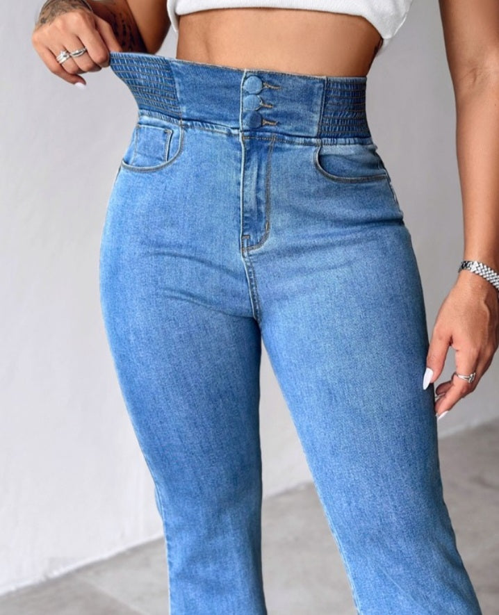 Premièrement : Ce jean taille haute à fronces et boutons sur le devant avec ceinture curveease jegging skinny évasé en demin femme.