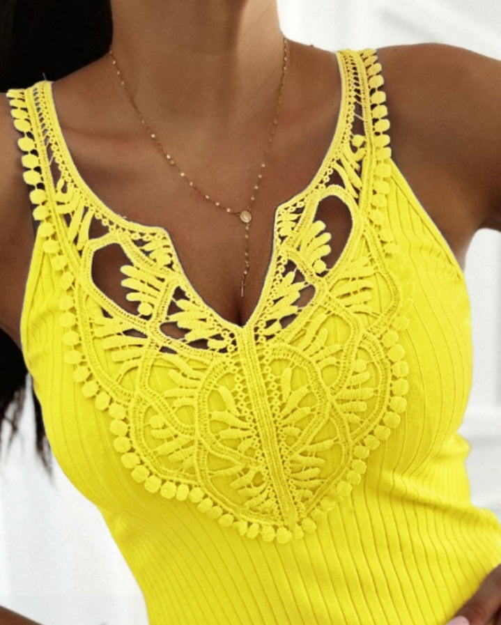 Premièrement : Ce Haut en tricot sans manches à col en V et dentelle contrastante Femme.