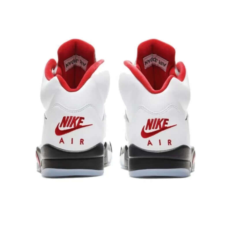 Premièrement, les baskets Air Jordan 5 Femme incarnent un mélange parfait de style audacieux et de performance exceptionnelle.