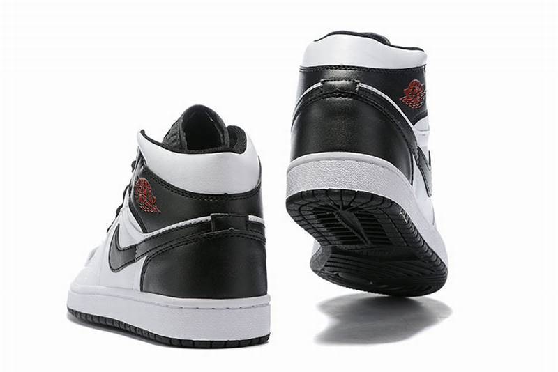 Les baskets Air Jordan 1 Low "Topaz Mist (GS)" pour femmes offrent une esthétique élégante avec des nuances de Topaz Mist.