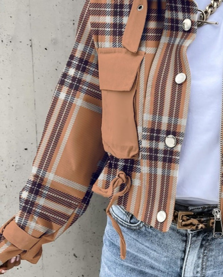Premièrement : Affirmez votre style avec cette vesteVeste de motard avec poche et à imprimé à carreaux femme.