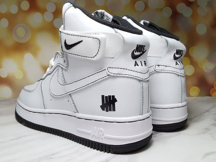 Premièrement : Les baskets Nike Air Force 1 High Femme réinventent la silhouette classique avec un design montant emblématique.
