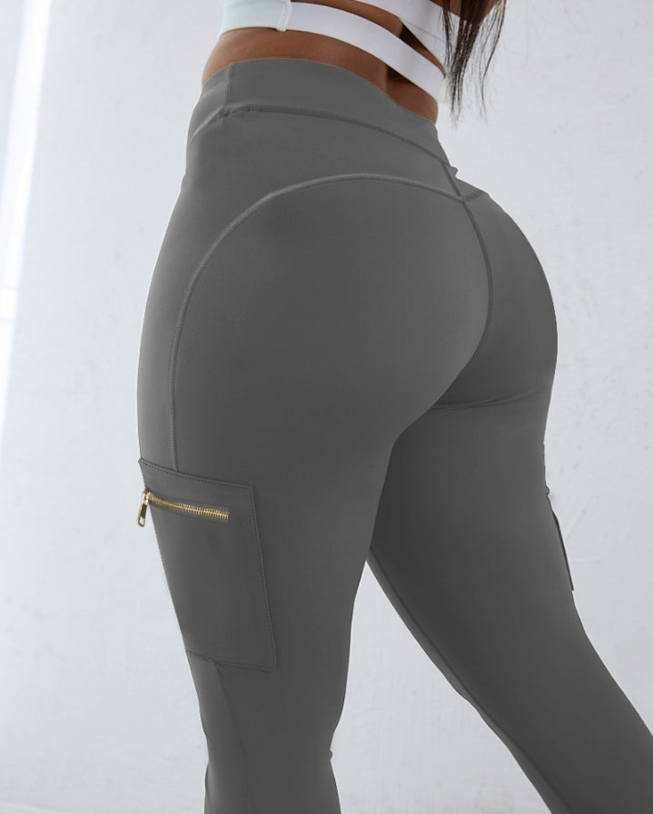 Premièrement : Ce Legging de motard taille haute avec poches à rabat pour soulever les fesses.