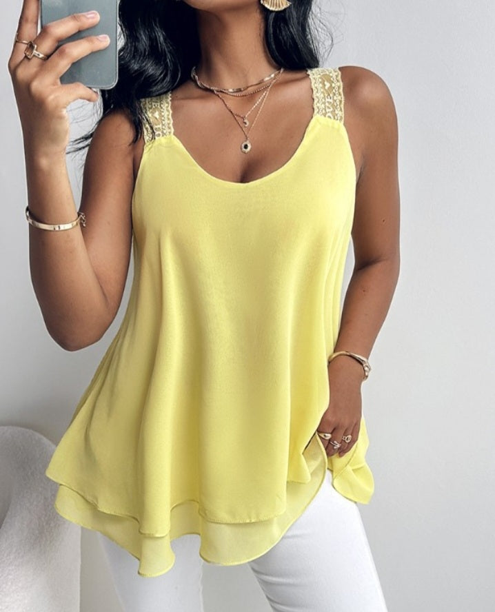 Premièrement : Ce Débardeur à col en U et bretelles épaisses avec détails en dentelle contrastée femme.