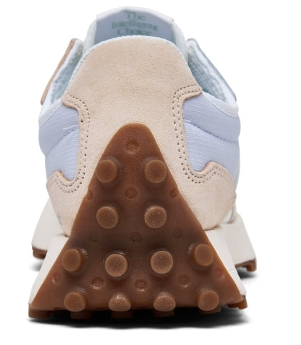 Les baskets New Balance Femme se démarquent par leur esthétique moderne et intemporelle, ainsi que par leur héritage sportif emblématique.