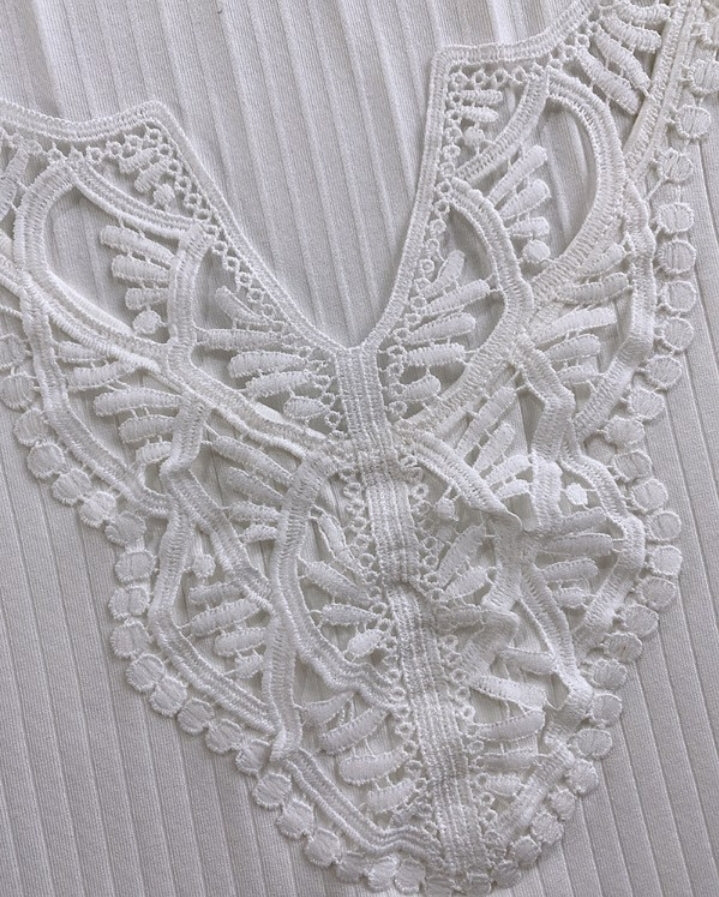 Premièrement : Ce Haut en tricot sans manches à col en V et dentelle contrastante Femme.