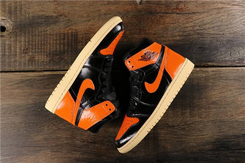 Les baskets Air Jordan 1 Low "Topaz Mist (GS)" pour femmes offrent une esthétique élégante avec des nuances de Topaz Mist.