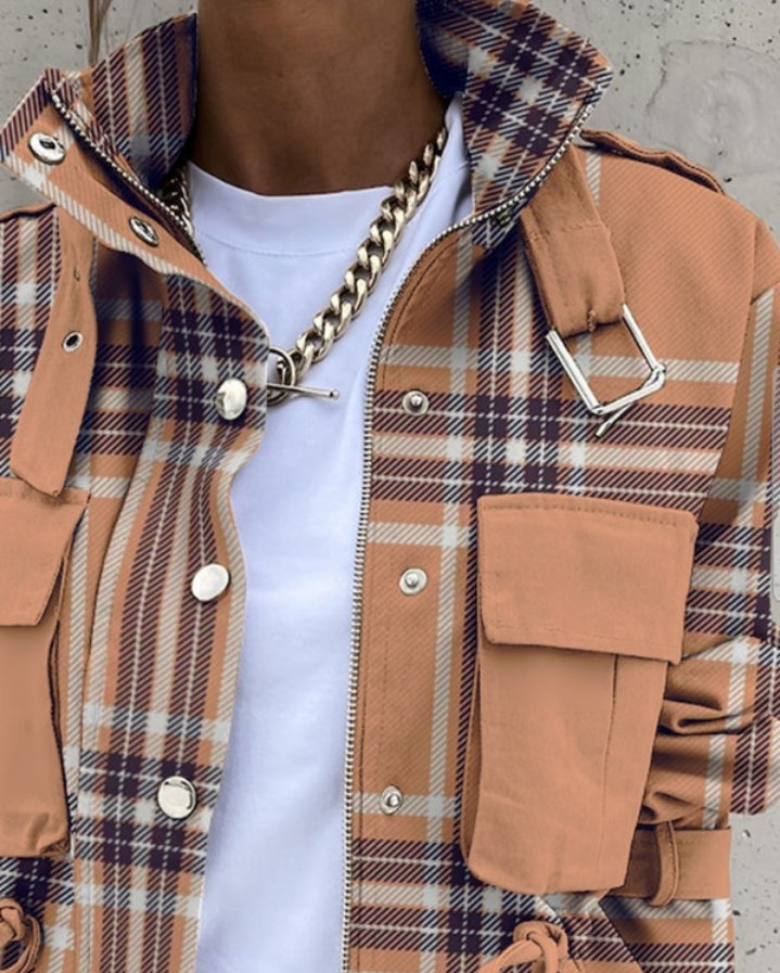 Premièrement : Affirmez votre style avec cette vesteVeste de motard avec poche et à imprimé à carreaux femme.