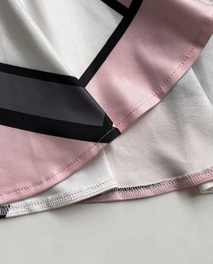 Premièrement : Cette Robe moulante à imprimé géométrique et épaules dénudées avec ourlet à volants et coupe ajustée femme .