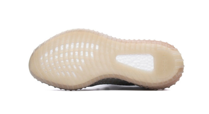 Les Adidas Yeezy 350 Boost V2 Mono Mist Femme , entre Adidas et Kanye West, sont emblématiques pour leur design innovant et leur confort inégalé.