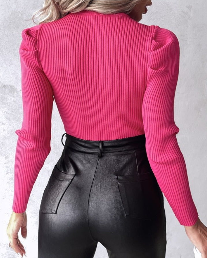 Pull en tricot à col trou de serrure et Strass cloutés