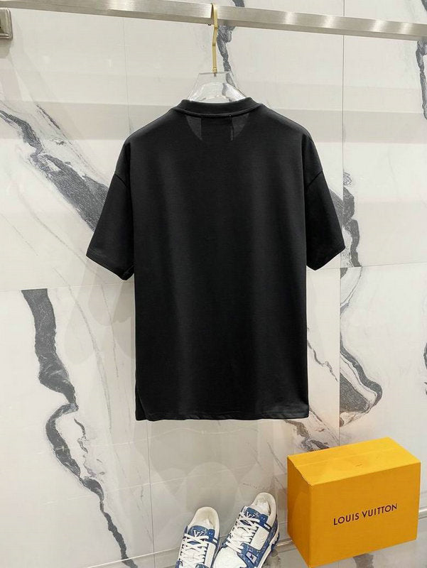 Premièrement : les T-shirts Moschino Femme offrent une élégance et un confort inégalés.