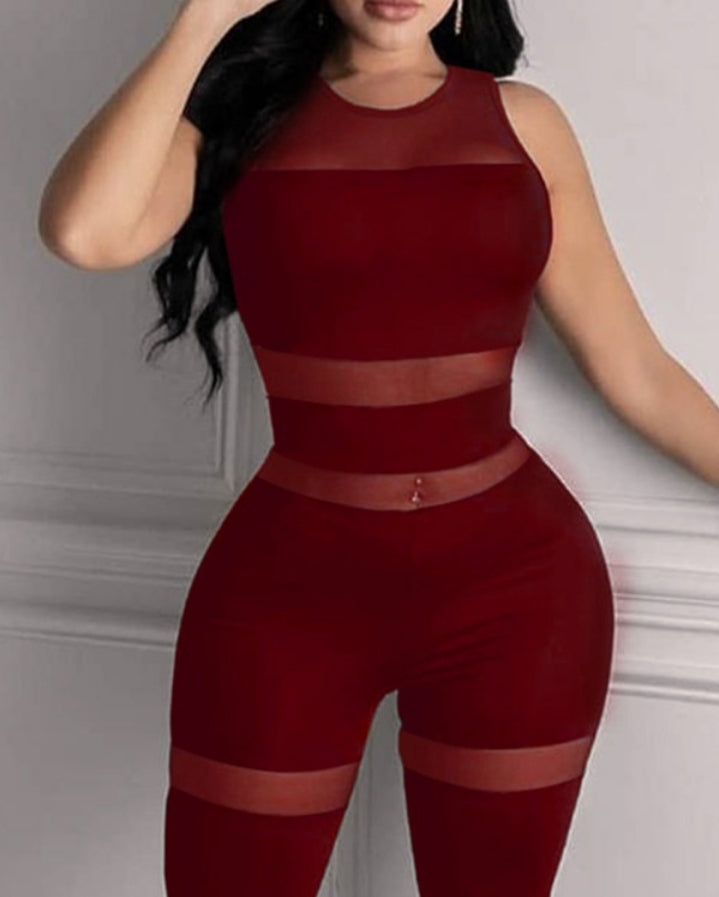 Premièrement : Osez un look audacieux avec cette Combinaison skinny sans manches en maille transparente femme.