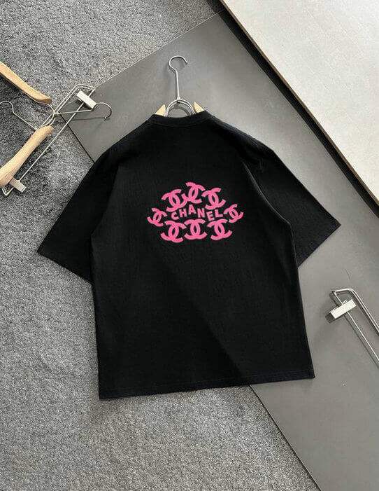 les T-shirts Chanel Femme offrent une élégance et un confort inégalés. Au meilleur prix. Le moins cher design emblématique.