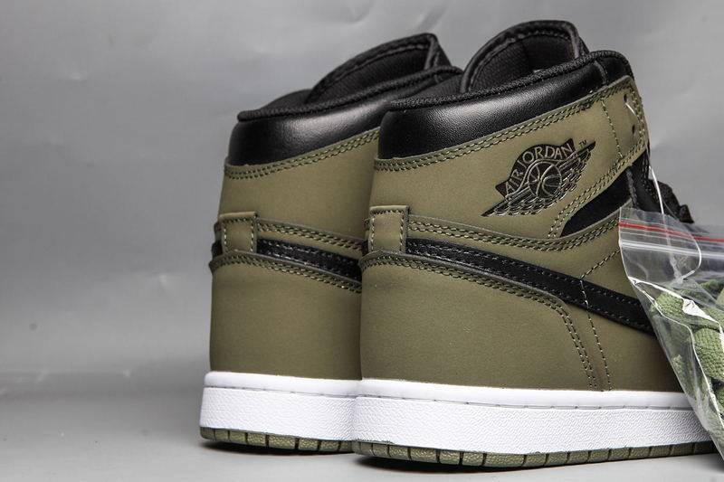 Les baskets Air Jordan 1 Mid "Olive Canvas" Femme incarnent parfaitement l’héritage emblématique de Jordan, associant un style distinctif à un confort inégalé.