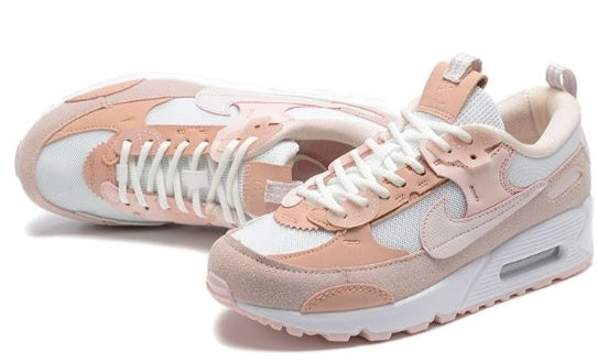 Les baskets Nike Air Max 90 Futura sont des pièces maîtresses de la mode.