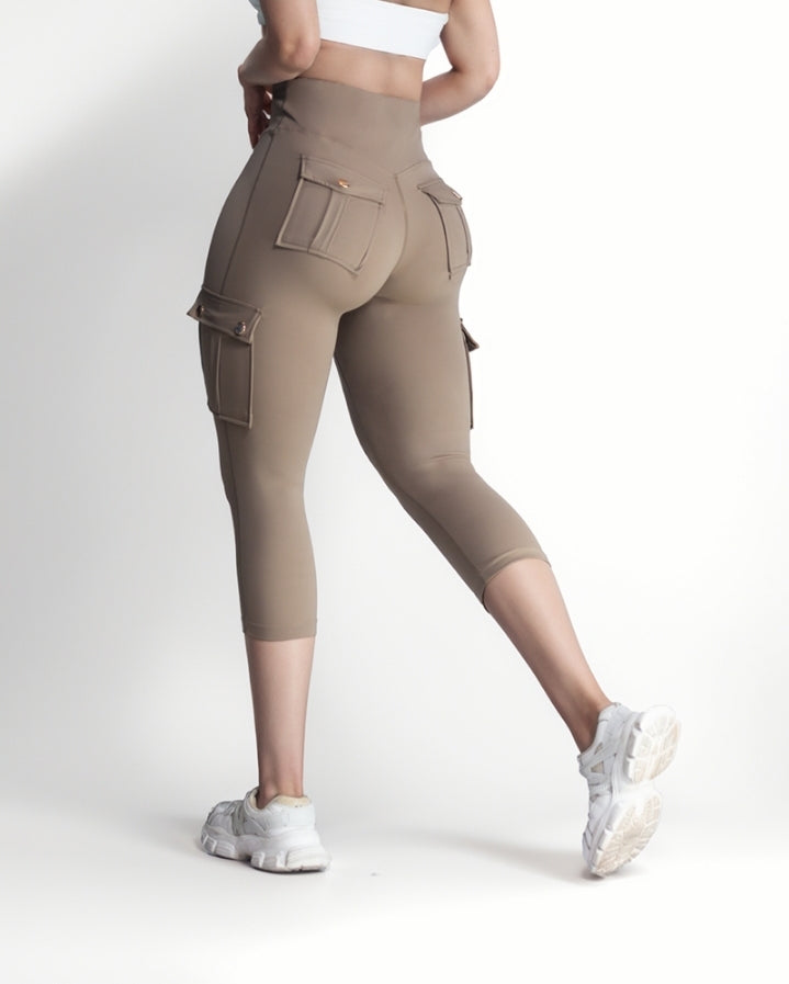 Premièrement : Ce Legging de motard taille haute avec poches à rabat pour soulever les fesses.