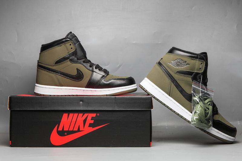 Les baskets Air Jordan 1 Mid "Olive Canvas" Femme incarnent parfaitement l’héritage emblématique de Jordan, associant un style distinctif à un confort inégalé.