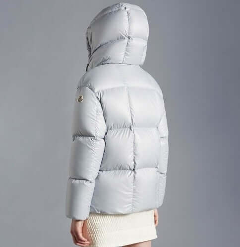 Premièrement : Les doudounes Moncler Femme, ainsi que les manteau Moncler Femme, incarnent un style et un raffinement incomparables.