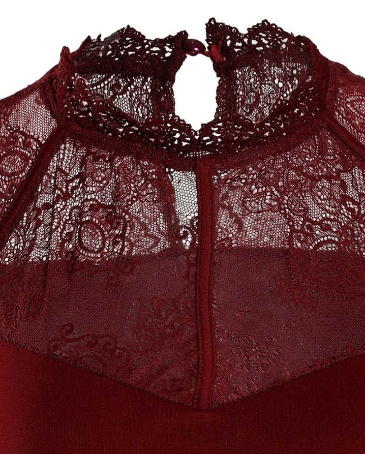 Premièrement : Ce Haut à patchs en dentelle Femme séduit par son style romantique et bohème.