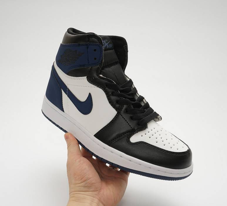 Les baskets Air Jordan 1 Low "Topaz Mist (GS)" pour femmes offrent une esthétique élégante avec des nuances de Topaz Mist.