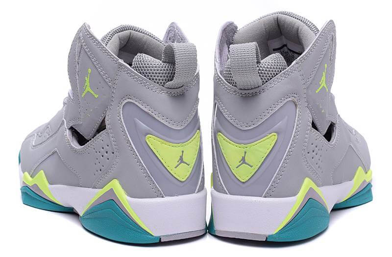 Premièrement, les baskets Air Jordan 7 Femme se distinguent par leur design iconique et leur confort exceptionnel.