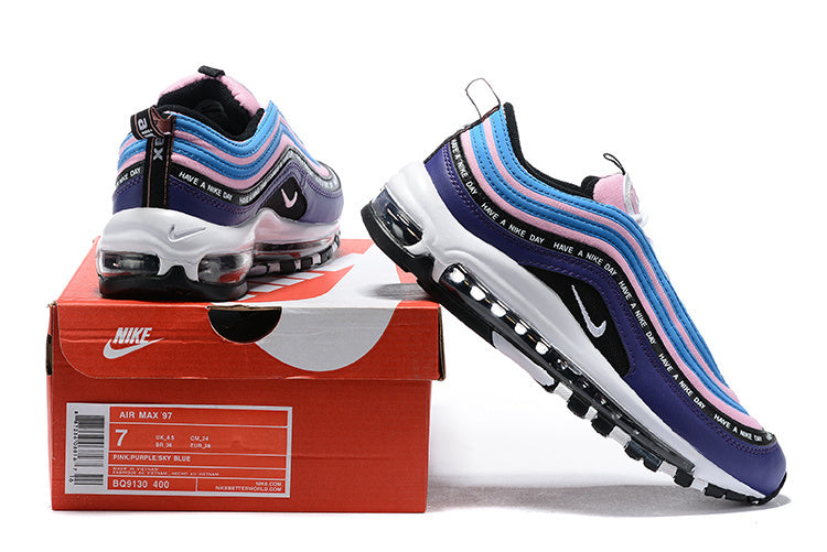 Premièrement, les baskets Nike Air Max 97 Femme incarnent un design emblématique et audacieux.
Inspirées des lignes fluides des trains à grande vitesse japonais.