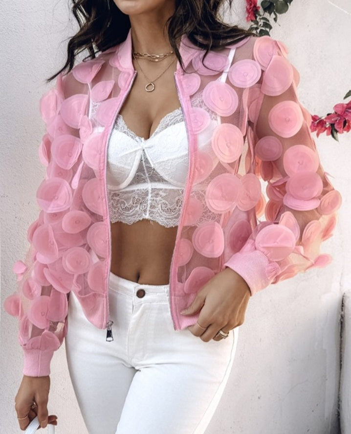 Premièrement : Adoptez un look moderne et raffiné avec cette Manteau à manches longues avec broderie florale et col de baseball veste zippée en maille transparente femme.