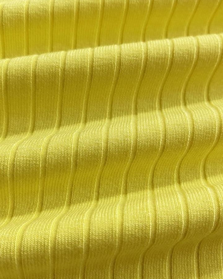 Premièrement : Ce Haut en tricot sans manches à col en V et dentelle contrastante Femme.