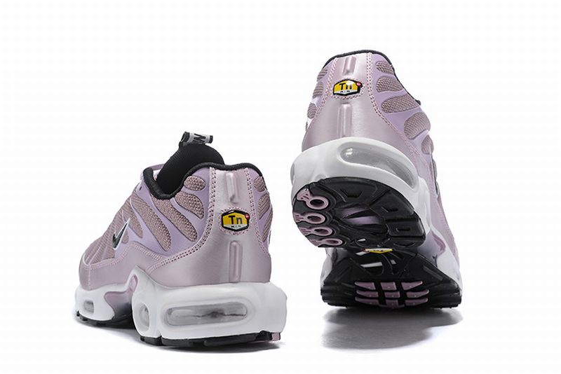 Résultats de l'évolution emblématique de la ligne Nike, les Nike TN Air Max Plus Femme sont un témoignage de l'engagement de Nike à combiner style et innovation.