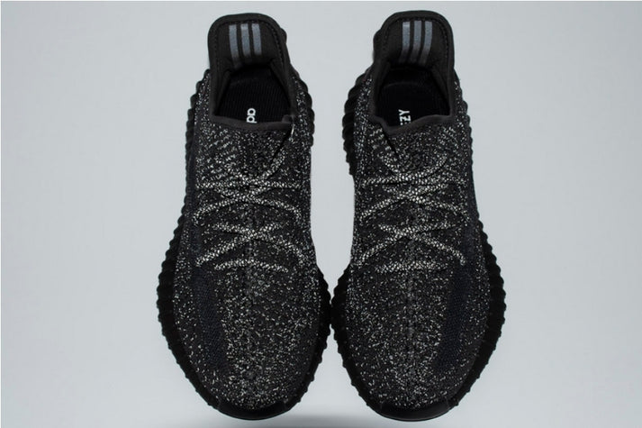 Les Adidas Yeezy 350 Boost V2 Mono Mist Femme , entre Adidas et Kanye West, sont emblématiques pour leur design innovant et leur confort inégalé.
