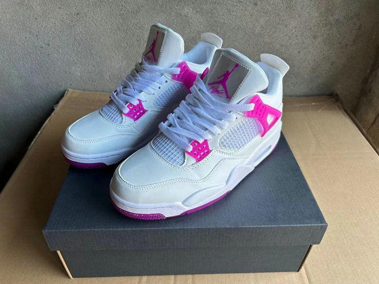 Premièrement : Les baskets Air Jordan 4 Femme se distinguent par leur design iconique et leur capacité à allier style et fonctionnalité.