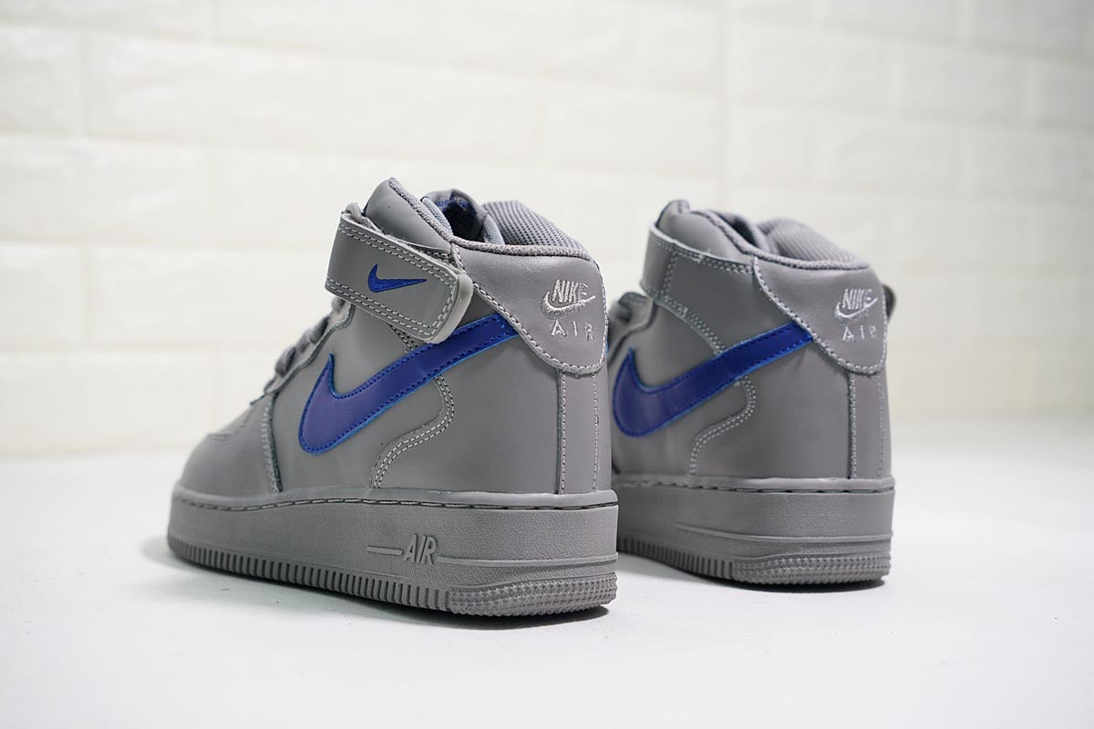 Premièrement : Les baskets Nike Air Force 1 High Femme réinventent la silhouette classique avec un design montant emblématique.