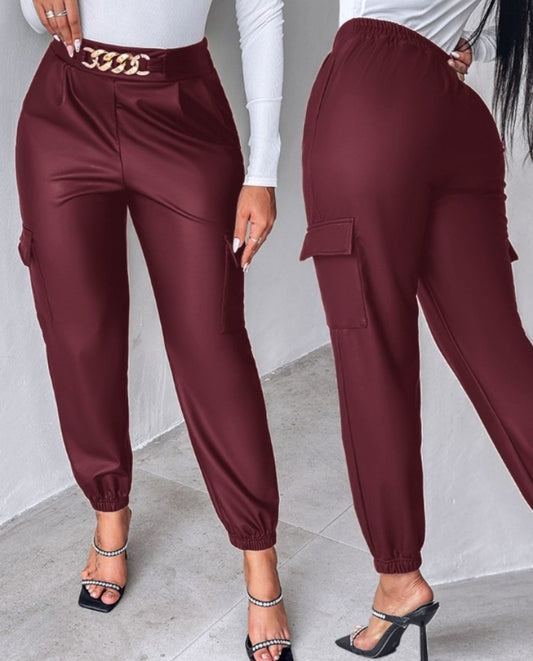 Premièrement : Ce Pantalon cargo taille haute en cuir PU avec poche à rabat et décoration en chaîne femme .