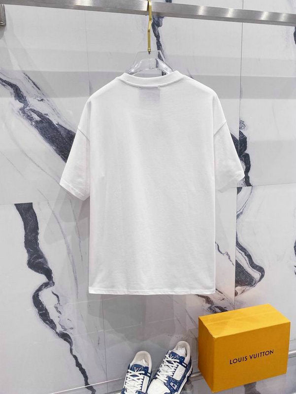 Premièrement : les T-shirts Moschino Femme offrent une élégance et un confort inégalés.