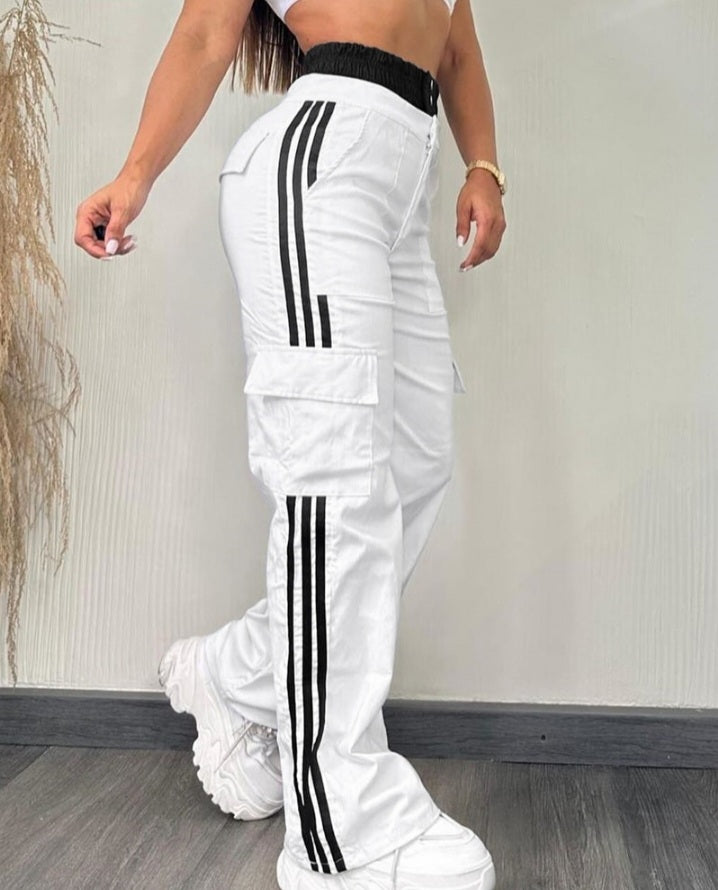 Premièrement : Ce Pantalon cargo taille haute extensible froncé à bandes rayées et poches Femme.
