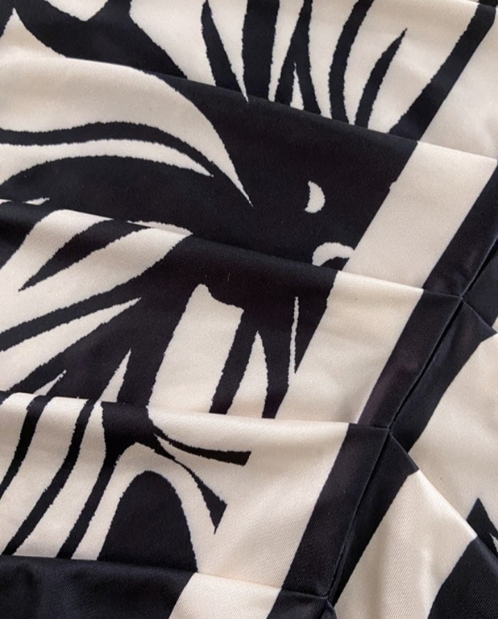 Premièrement : La Robe moulante vintage baroque à manches longues et décolleté en V plongeant Femme.