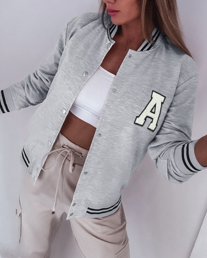 Premièrement : Affirmez votre style avec ceManteau de baseball à boutons - pression à rayures et motif de dernière génération femme , un incontournable du vestiaire casual.