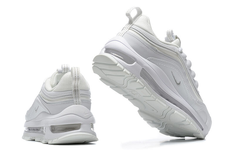 Premièrement, les baskets Nike Air Max 97 Femme incarnent un design emblématique et audacieux.
Inspirées des lignes fluides des trains à grande vitesse japonais.