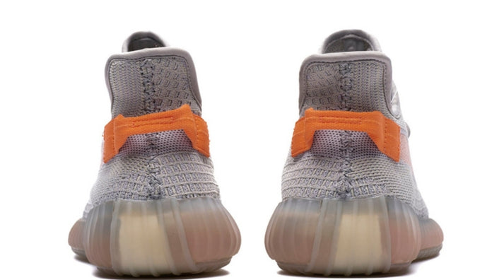 Les Adidas Yeezy 350 Boost V2 Mono Mist Femme , entre Adidas et Kanye West, sont emblématiques pour leur design innovant et leur confort inégalé.