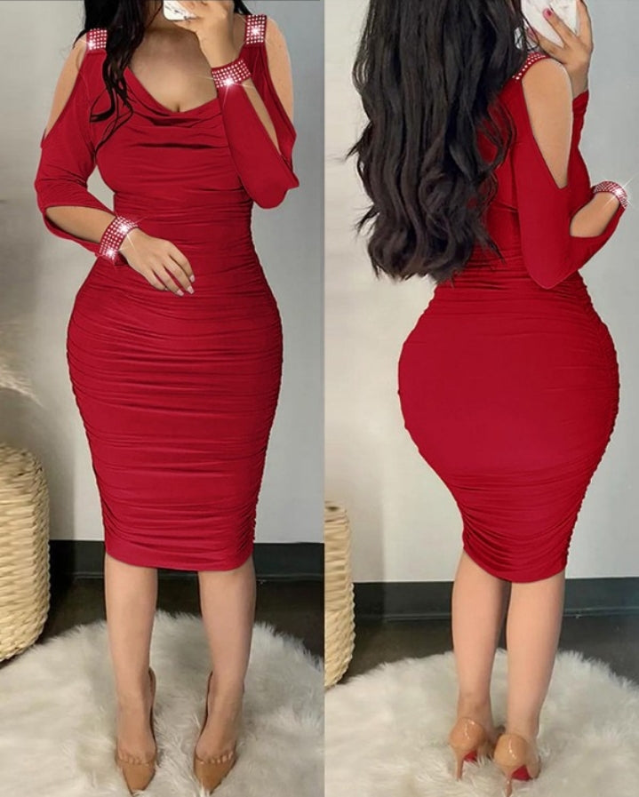 Premièrement : Cette Robe moulante froncée à épaules dénudées et strass Femme.