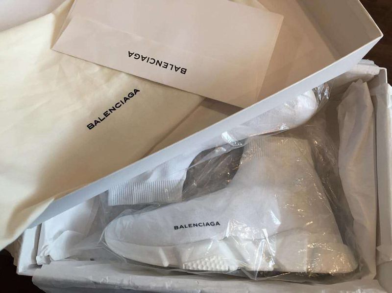 les sneakers Balenciaga Triple S "Beige Green Yellow" Femme sont un témoignage de l'engagement de Balenciaga à combiner style et innovation.