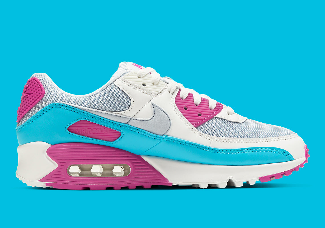 Les baskets Nike Air Max 90 Futura sont des pièces maîtresses de la mode.