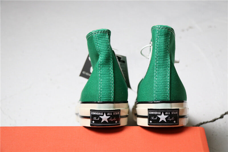 Premièrement : Les baskets Converse Femme se distinguent par leur design iconique et leur esthétique vintage.