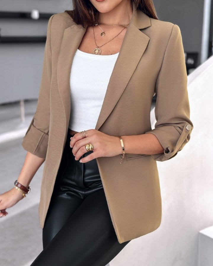 Premièrement : Ajoutez une touche de sophistication et de modernité à votre garde-robe avec ce Manteau blazer à col cranté et manches retroussés femme