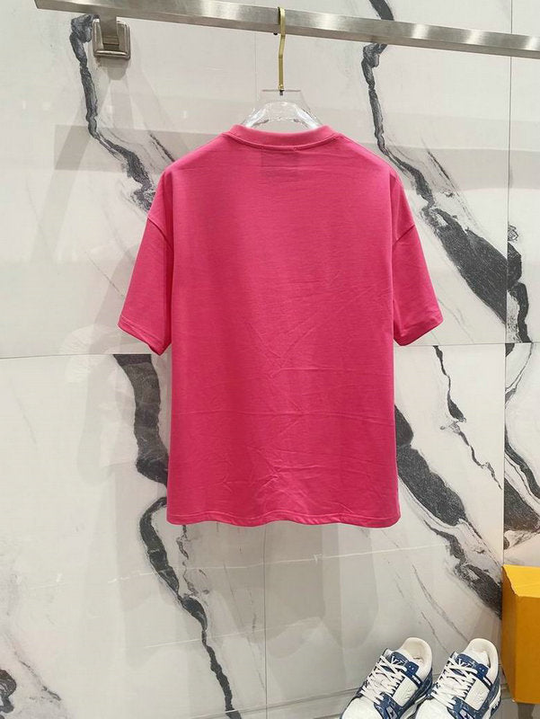 Premièrement : les T-shirts Moschino Femme offrent une élégance et un confort inégalés.