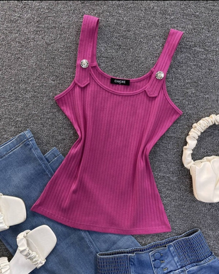 Premièrement : Ce Haut en tricot décontracté à coupe ajustée et à col en U sans manches avec boutons décoratifs femme.