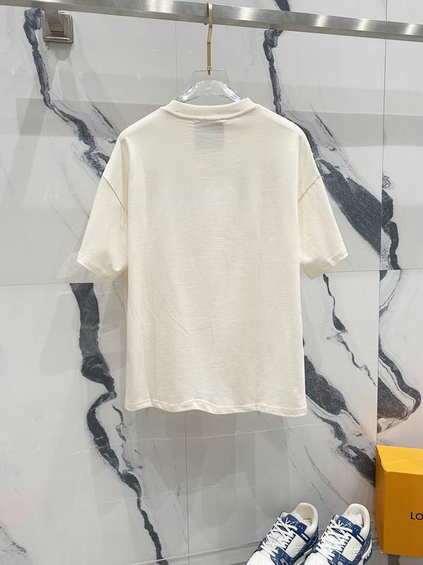 Premièrement : les T-shirts Moschino Femme offrent une élégance et un confort inégalés.